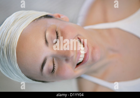 Porträt einer jungen Frau, Lächeln, München, Deutschland Stockfoto
