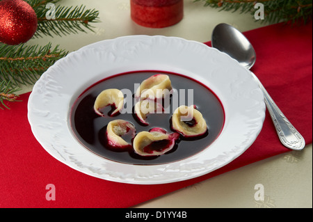 Roter Borscht (Czerwony Barsz) mit Pilz Knödel. Traditionelle polnische Heiligabend Abendessen / Abendbrot. Stockfoto