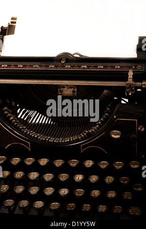 Vintage Schreibmaschine mit leerem Papier drauf Stockfoto