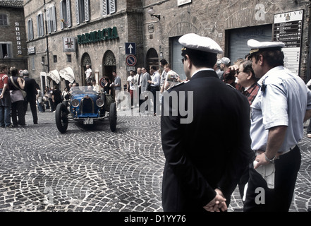 1920er Jahren beobachtete Bugatti-Rennwagen von zwei italienischen Polizisten in Urbino Stadtzentrum Durin 2001 Mille Miglia Rallye. Stockfoto