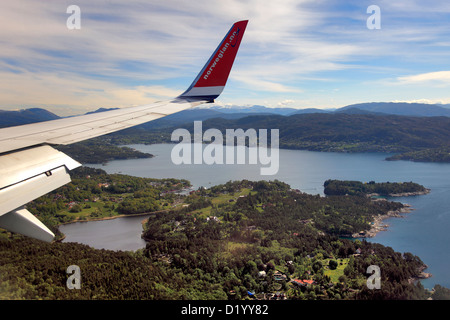 Aussicht von einem Norwegian Air Flugzeug über westlichen Küstenstädte und Fjorden auf dem Weg nach Bergen City, Hordaland, Norwegen, Scan Stockfoto