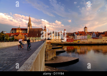 Regensburg, Blick vom romanische steinigen Brücke über die Donau, die mittelalterliche Stadt mit Dom St. Peter, obere Palatin Stockfoto