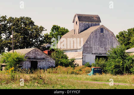 Landwirtschaft verwitterten Scheune und der Farbe zusammen mit einem verlassenen truck Illinois Bauernhof. USA. Stockfoto