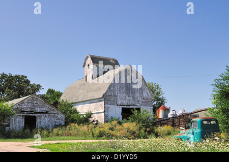 Landwirtschaft verwitterte Scheune und in der Farbe zusammen mit einem verlassenen LKW Illinois Bauernhof Stockfoto