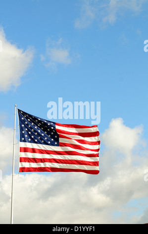 US-Flagge Stars and Stripes entfaltet eine starke Brise rot, weiß und blau. Stockfoto