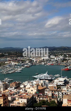 Blick auf Hafen und Bucht von Ibiza-Stadt die Hauptstadt der Insel Ibiza, Balearen, Spanien, Europa Stockfoto