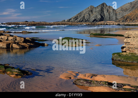 Portugal, Algarve: Felsiger Strand Praia da Amoreira in Aljezur Stockfoto