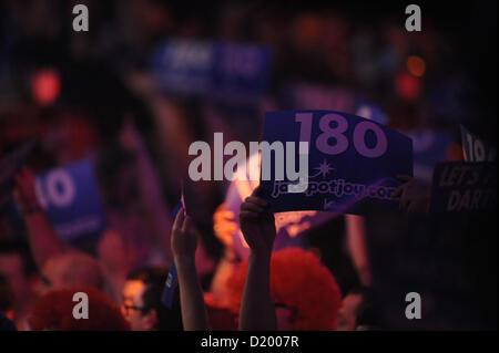 09.01.2013 Frimley Green, England. Das Publikum bei der World Professional Darts Championships vom Lakeside Country Club. Stockfoto