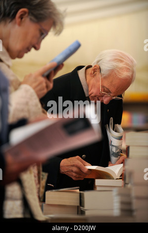 Ältere Besucher stöbern in der Buchhandlung Kinder während der Zeiten Cheltenham Literature Festival Stockfoto