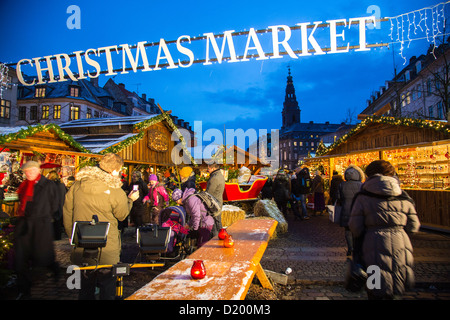 Weihnachtsmarkt im Zentrum Stadt, auf Høbro Plads Platz. Kopenhagen, Dänemark, Europa. Stockfoto