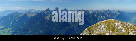 Panorama bis zum Gipfel des Sauling mit Tannheimer Bergkette im Hintergrund, Ammergauer Alpen, Oberallgau, Bayern, Deutschland Stockfoto