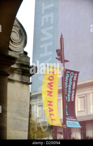 Banner in Cheltenham Town Hall während der jährlichen Cheltenham Literature Festival Stockfoto