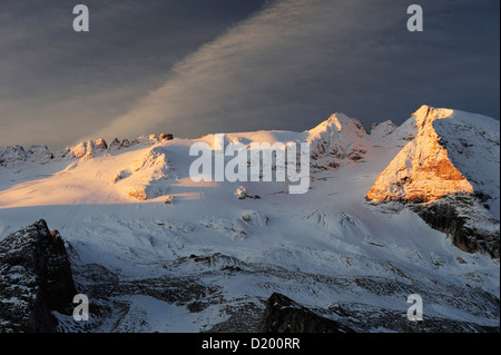 Erstes Licht am Marmolada, Marmolada, Dolomiten, UNESCO-Weltkulturerbe, Südtirol, Italien Stockfoto