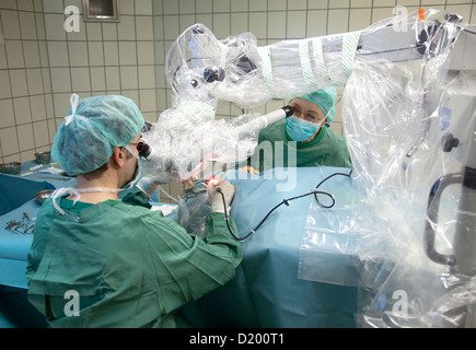 Essen, Deutschland, eine ENT-Chirurg im OP-Saal während einer Chirurgie Ohren Stockfoto