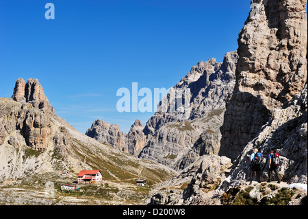 Wanderer zu Fuß in Richtung Berghütte Rifugio Locatelli, Tre Cime di Lavaredo, Sextener Dolomiten, Dolomiten, UNESCO-Welt-Welterbekonvention Stockfoto