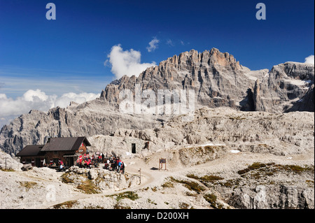 Berghütte Rifugio Pian di Cengia mit Elferkofel, Tre Cime di Lavaredo Palette, Sextener Dolomiten, Dolomiten, UNESCO-Welt-Welterbekonvention Stockfoto