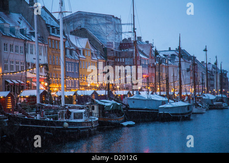 Weihnachtsmarkt in der Altstadt, innerstädtischen Hafen Nyhavn Bereich. alte Häuser und Schiffe. Kopenhagen, Dänemark, Europa Stockfoto