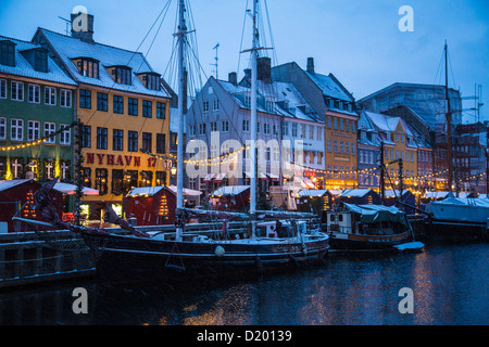 Weihnachtsmarkt in der Altstadt, innerstädtischen Hafen Nyhavn Bereich. alte Häuser und Schiffe. Kopenhagen, Dänemark, Europa Stockfoto