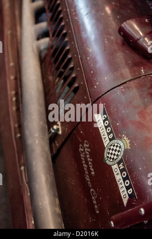 Britische vor Krieg Rennwagen mit Aufkleber in Goodwood - Festival der Geschwindigkeit Stockfoto