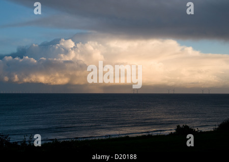 Der Blick vom Strand von Frinton am Meer in Richtung London Array ist am Horizont unter die große Dusche-Wolken. Stockfoto