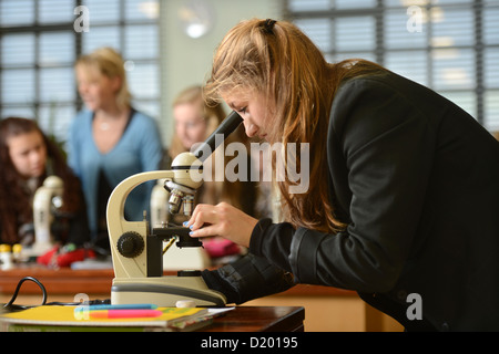 Schulmädchen Mikroskopie während einer Unterrichtsstunde Wissenschaft an Pasteten Grammar School in Cheltenham, Gloucestershire UK Stockfoto