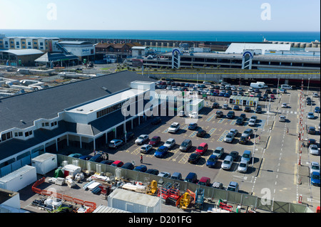 Supermarkt-Parkplatz von oben, Marina, Brighton, UK Stockfoto