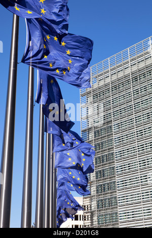 Brüssel, Europäische Flaggen vor dem Berlaymont-Gebäude Stockfoto