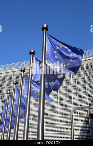 Brüssel, Europäische Flaggen vor dem Berlaymont-Gebäude Stockfoto