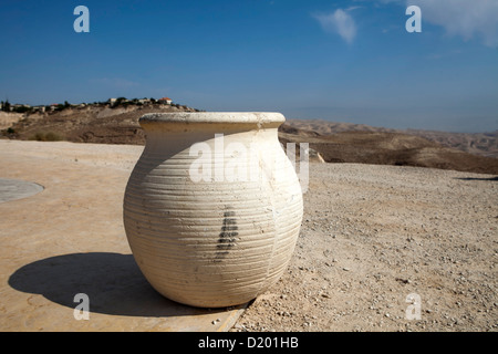 Vase vor Blick auf Sand der Wüste von Judäa (Israel), von einem Hügel Stockfoto