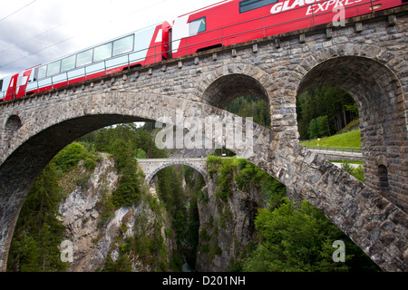 Zug, Glacier Express, der Solis-Brücke über Schyn-Schlucht, Symbole, Schweiz Stockfoto