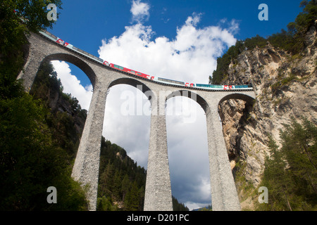 Zug, Glacier Express, überqueren das Landwasser Viadukt bei Filisur, Graubündens, der Schweiz Stockfoto