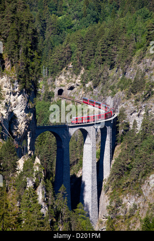 Glacier Express, überqueren das Landwasser Viadukt bei Filisur, Graubündens, der Schweiz Stockfoto