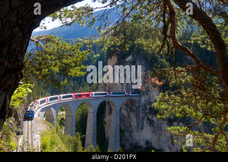 Zug, Glacier Express, überqueren das Landwasser Viadukt bei Filisur, Graubündens, der Schweiz Stockfoto