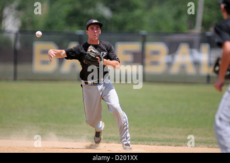 Baseball high school Second Baseman wirft auf die erste Basis eine gegnerische hitter nach Fielding eine Kugel, in den Ruhestand zu treten. USA. Stockfoto