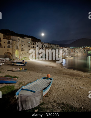 Blick über den Strand in Richtung der historischen Stadt von Cefalu, Provinz von Palermo, Sizilien, Italien Stockfoto