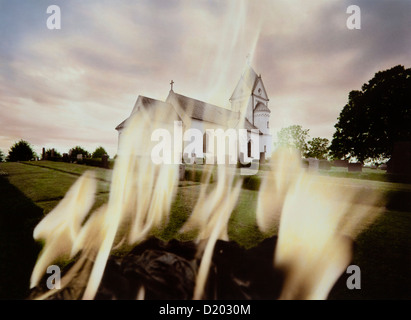 Feuer vor der Kirche, Skane, Schweden, Europa Stockfoto