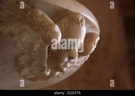 Taufbecken in der Kirche in Moustiers-Sainte-Marie, Provence, Frankreich Stockfoto