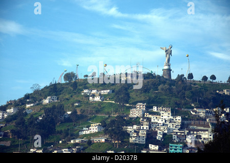 La Virgen del Panecillo, eine geflügelte Jungfrau oder Madonna-Figur sitzt auf einem Hügel am Rande der Quiito Ecuadors Hauptstadt Stockfoto