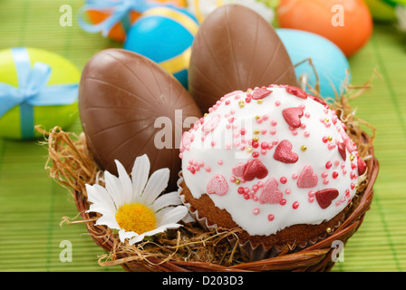 Osterkuchen und Schokolade Ostereier im Korb Stockfoto