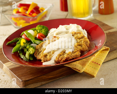 Chicken fried Steak mit gemischtem Gemüse Stockfoto