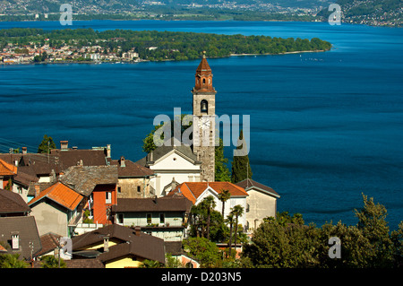 Ronco Sopra Ascona mit der Kirche San Martino am See Lago Maggiore, Tessin, Schweiz Stockfoto