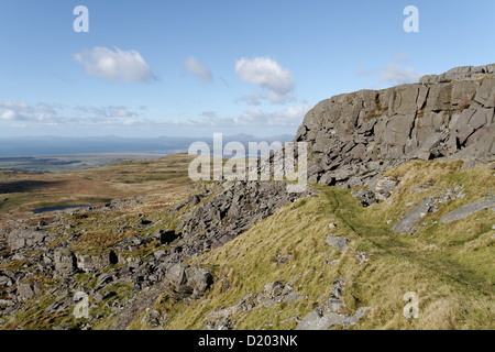 Blick von Westen Richtung Halbinsel Lleyn aus dem alten Mangan Mine Track auf Moel Ysgyfarnogod, Snowdonia Stockfoto