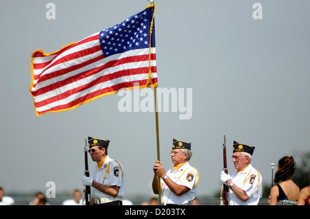 Ehrengarde zeigt Farben während des Spielens der 'Nationalhymne' vor dem Beginn einer High School Football Spiel. USA. Stockfoto