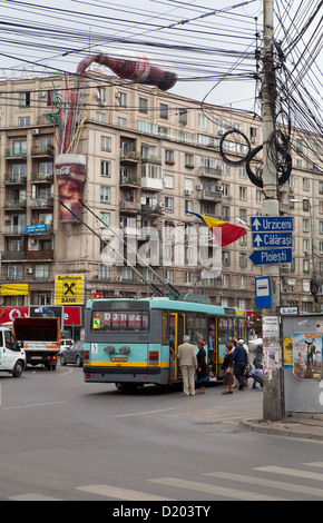 Bukarest, Rumänien, Romana Platz mit Telefon Kabelsalat, einen Bus und eine Coca Cola Werbung Fassade Stockfoto