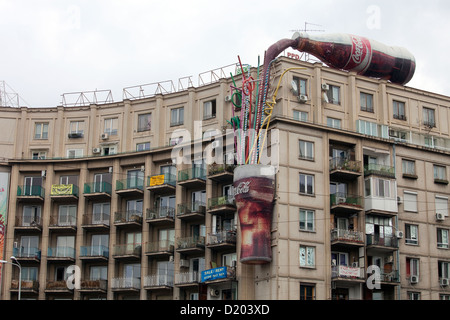Bukarest, Rumänien, eine Coca Cola Werbung Fassade eines Wohnhauses auf dem Gelände Romana Stockfoto