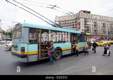 Bukarest, Rumänien, Menschen auf den Bus in Romana Platz Klettern Stockfoto