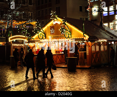 Weihnachtsmarkt (Christkindlmarkt) in Nürnberg (Bayern, Deutschland) in der Nacht Stockfoto