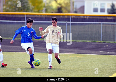 Fussball Spieler konkurrieren in der Ecke Tiefe am Ende der Pitch während einer High School. USA. Stockfoto