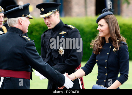 Der Herzog und die Herzogin von Cambridge, Prince William (C) und Kate Middleton (R) Ankunft in Victoria Barracks, 25. Juni 2011. Stockfoto