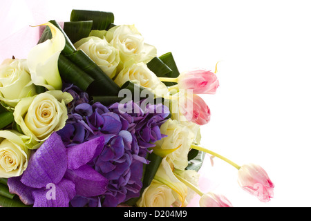 schöner Blumenstrauß der Blumen auf weißem Hintergrund Stockfoto